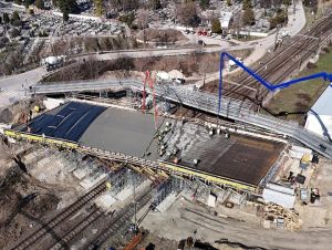 V Seredi betónovali most nad železnicou, hotový bude v lete