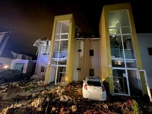 Pri výbuchu v Bielom Kostole sa zranil aj policajt, mladá rodina prišla o byt