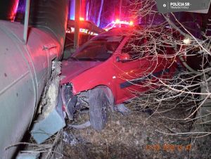 Pri Červeníku narazilo do Dacie neznáme auto, polícia hľadá svedkov nehody