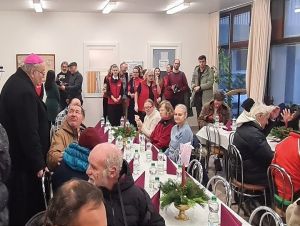 Arcibiskup Ján Orosch si sadol za jeden stôl s ľuďmi bez domova