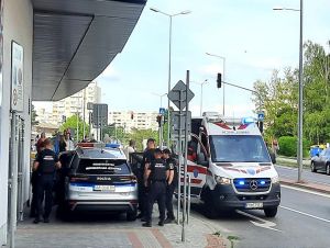 Nechutné divadlo v nákupnom centre, vyčíňanie bitkára zastavili až policajti
