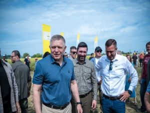 Robert Fico sa po dvoch rokoch vrátil do Dolnej Krupej, opäť kvôli poľnohospodárom