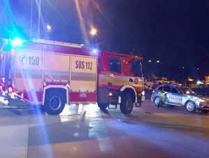 Policajti pri požiari auta predbehli hasičov, zabránili väčším škodám