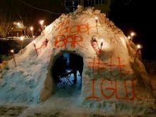 Iglu v Trnave: Mladá partia si spravila v meste snehový bar