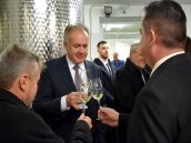 FOTO: Prezident Kiska na návšteve Golguzu ochutnal aj vína, ktoré ešte nie sú na trhu
