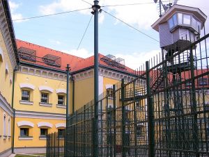 Väzni v Hrnčiarovciach a Leopoldove hlasovali v drvivej väčšine za Pellegriniho