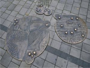 V Piešťanoch niekto ukradol z chodníka umelecké prvky, radnica žiada o pomoc pri pátraní