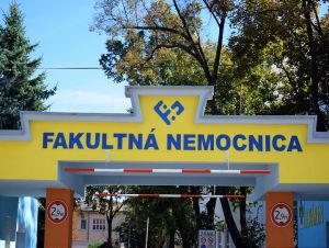 Fakultná nemocnica v Trnave zakázala návštevy na ďalšom oddelení