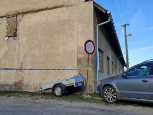 Na Potôčkoch vraždila žena kuchynskými nožmi, vyšetrovateľ ju obvinil