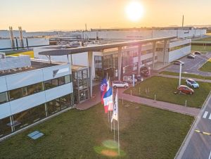 Stellantis by zo Samsungu vzal pár desiatok zamestnancov, Inalfa hľadá tiež