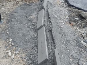 Vandalizmus na Tajovského ulici, niekto počas stavebných prác vytrhal obrubníky