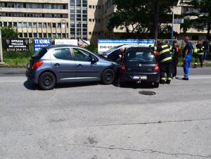 Nehoda na križovatke Tamaškovičova - Bulharská: Zranili sa tri osoby