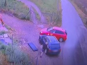 Drsné scény z Hlohovca: Do taxikára nabúrali, vytiahli ho z auta a zbili na zemi