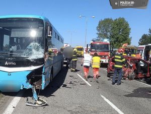 Pri zrážke autobusu pri Piešťanoch sa zranilo niekoľko ľudí, zasahoval aj vrtuľník