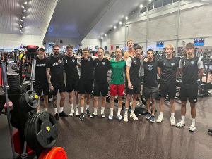 Tréner Bartoš dáva futbalistom Trebatíc v zime poriadne do tela