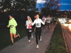 Rekordná účasť: Nočný beh Trnavou UCM Night Run prilákal zhruba 850 bežcov