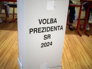 Polícia v sobotu zadržala muža, umožnila mu voliť v Chtelnici