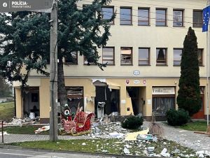Obrovský výbuch v Chtelnici, poškodený je bankomat aj obecný úrad