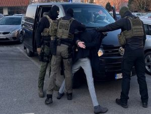 Policajti chytili trojicu mladíkov, ktorí v Piešťanoch brutálne dobili muža