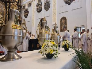 V trnavskej katedrále na Zelený štvrtok posvätili oleje a kňazi si obnovili sľuby