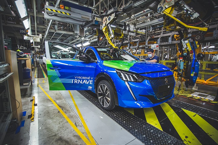 V Trnave slávnostne otvorili automobilku, požiar poškodil gymnázium