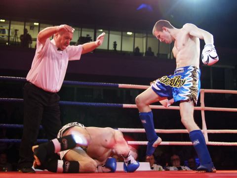 FOTOGALÉRIA: Predzápasy v boxe a thaiboxe dvíhali ľudí zo stoličiek |  TRNAVSKÝ HLAS