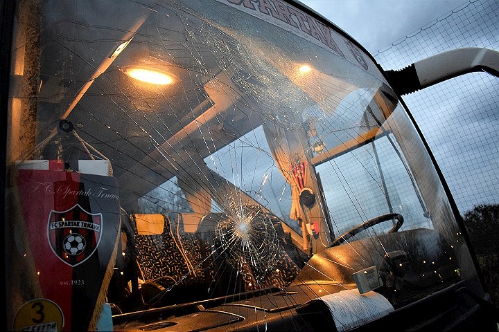 V Bratislave rozbili čelné sklo na klubovom autobuse Spartaka | TRNAVSKÝ  HLAS