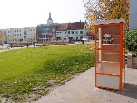 Netradičný projekt: Telefónna búdka pri Trnavskej univerzite slúži ako  knižnica | TRNAVSKÝ HLAS