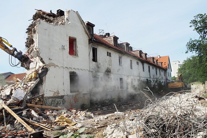 VIDEO: Na Coburgovej ulici už búrajú vybývaný bytový dom