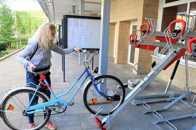 Pri trnavskom mestskom úrade pribudol poschodový stojan na bicykle |  TRNAVSKÝ HLAS