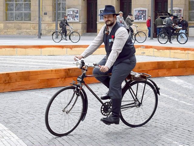 Nadšenci historických bicyklov prešli ulicami Trnavy, uctili si kamaráta |  TRNAVSKÝ HLAS