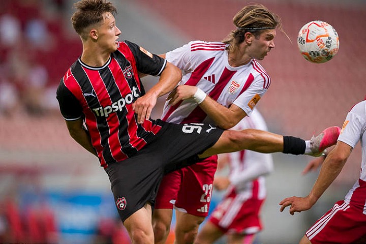 Spartak rozhodol o troch bodoch s Duklou už do prestávky, vyšvihol sa do čela tabuľky