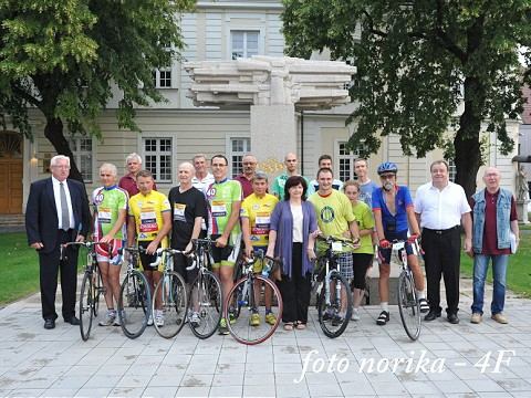 Po štyridsatich rokoch opäť sadli spoločne na bicykle, z Trnavy prešli až  do Tatier! | TRNAVSKÝ HLAS