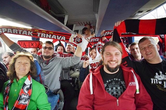 Vyhráme! Odkazujú fanúšikovia Spartaka, ktorí smerujú do Záhrebu | TRNAVSKÝ  HLAS
