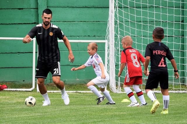 Vo Zvončíne vytvorili nové futbalové ihrisko, exspartakovec Godál si zahral  s mládežníkmi | TRNAVSKÝ HLAS