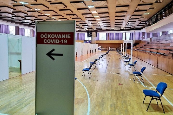 V Trnave sa bude očkovať aj v športovej hale, premiérovo Modernou