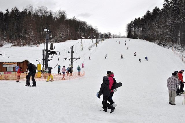 Sneženie praje lyžiarom, na Bezovci a v Skilande obnovili sezónu | TRNAVSKÝ  HLAS