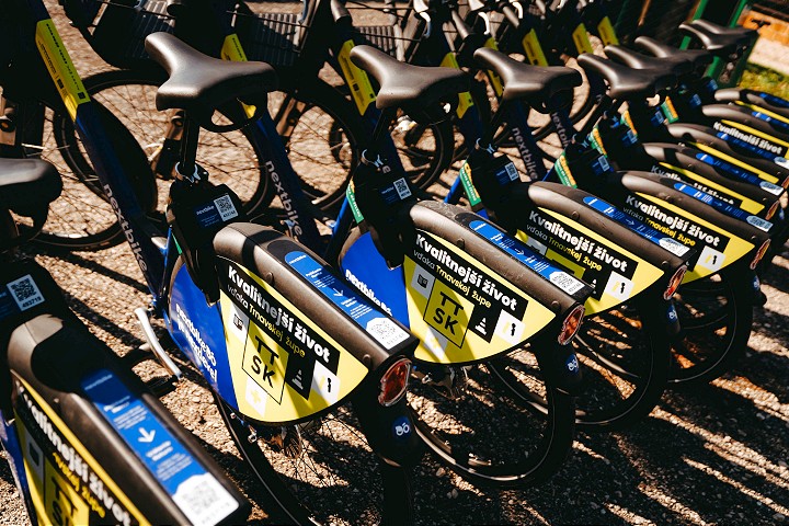 V piešťanskom okrese spustili projekt zdieľaných bicyklov, 30 minút je zdarma