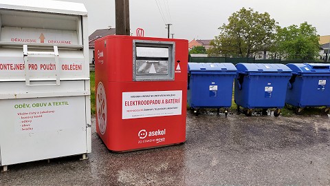 Sedem obcí z regiónu bude recyklovať elektroodpad, poslúžia na to červené  kontajnery | TRNAVSKÝ HLAS